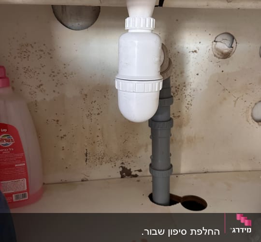 חיבור סיפון וצנרת ניקוז מתחת לכיור